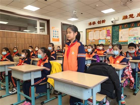 人们在看台上的人在桌子前
低可信度描述已自动生成